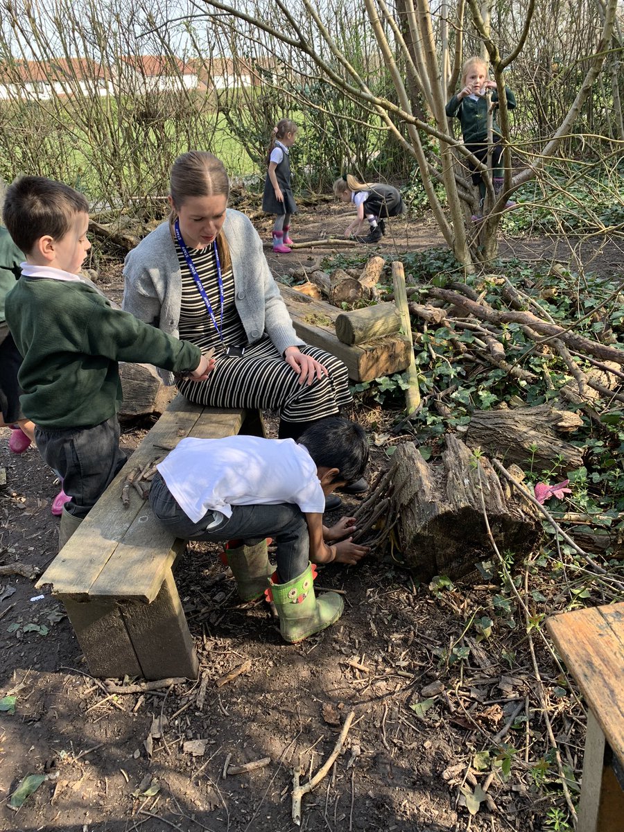 LReesCBPSA's tweet photo. Building miniature shelters for our small world animals and figures this afternoon in Forest School #teamwork https://t.co/sDsGGIoc6K