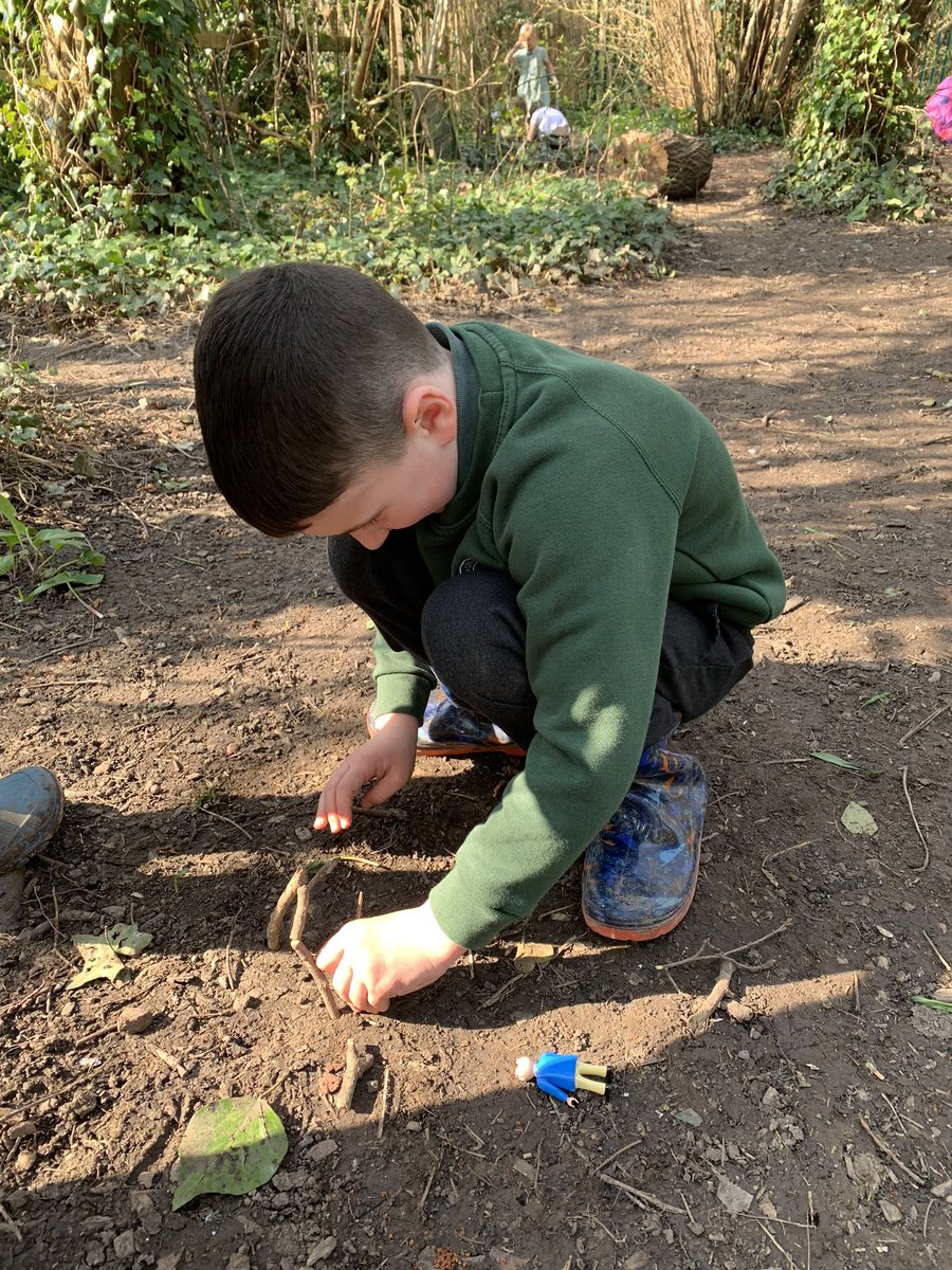 LReesCBPSA's tweet photo. Building miniature shelters for our small world animals and figures this afternoon in Forest School #teamwork https://t.co/sDsGGIoc6K