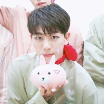 살포시 토끼 귀로 브이만들기
 　/) /) 
ฅ(• - •)ฅ