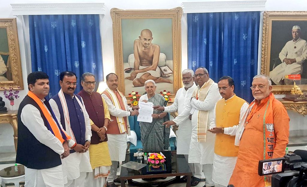बीजेपी ने सहयोगी दलों के साथ #yogiadithyanath के लिए समर्थन पत्र राज्यपाल को सौंपें.