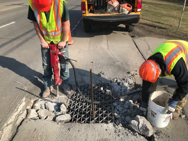 NYSDOTBuffalo's tweet photo. The Lockport Drainage Team from our Niagara County maintenance residency repaired a drainage inlet along Route 78 in the town of Lockport https://t.co/q5T8sf7gqZ