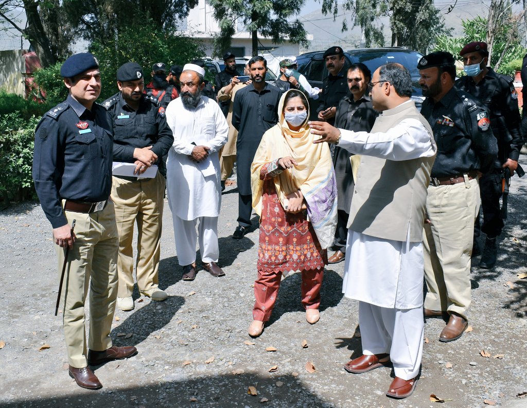DpoAbbottabad's tweet photo. آمدہ بلدیاتی الیکشن کے دوسرے مرحلے کے دوران صاف شفاف اور پر امن الیکشن کے انعقاد کو یقینی بنانے کے لیے ڈی پی او اور ڈپٹی کمشنر ایبٹ آباد نے تحصیل حویلیاں کے حساس اور حساس ترین قرار دہے گئے پولنگ سٹیشنوں کا دورہ کیا اور پولنگ ڈے کے حوالے سے سکیورٹی سمیت دیگر امور کا جائزہ لیا https://t.co/VouYZ6ibwo