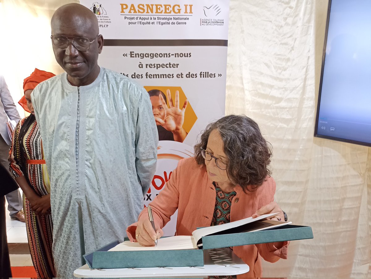 AICSDakar's tweet photo. Sempre nel quadro della cooperazione tra @AICSDakar e il @MFFG_SN, la VM @ItalyMFA @MarinaSereni,il direttore @aics_it @LucaMaestripie2,il direttore della #DGCS e @ItalyinSenegal hanno visitato anche la boutique de droits sostenuta dal @PasneegI e costruita nel 2013 dal #PIDES https://t.co/4QeMY33vAq