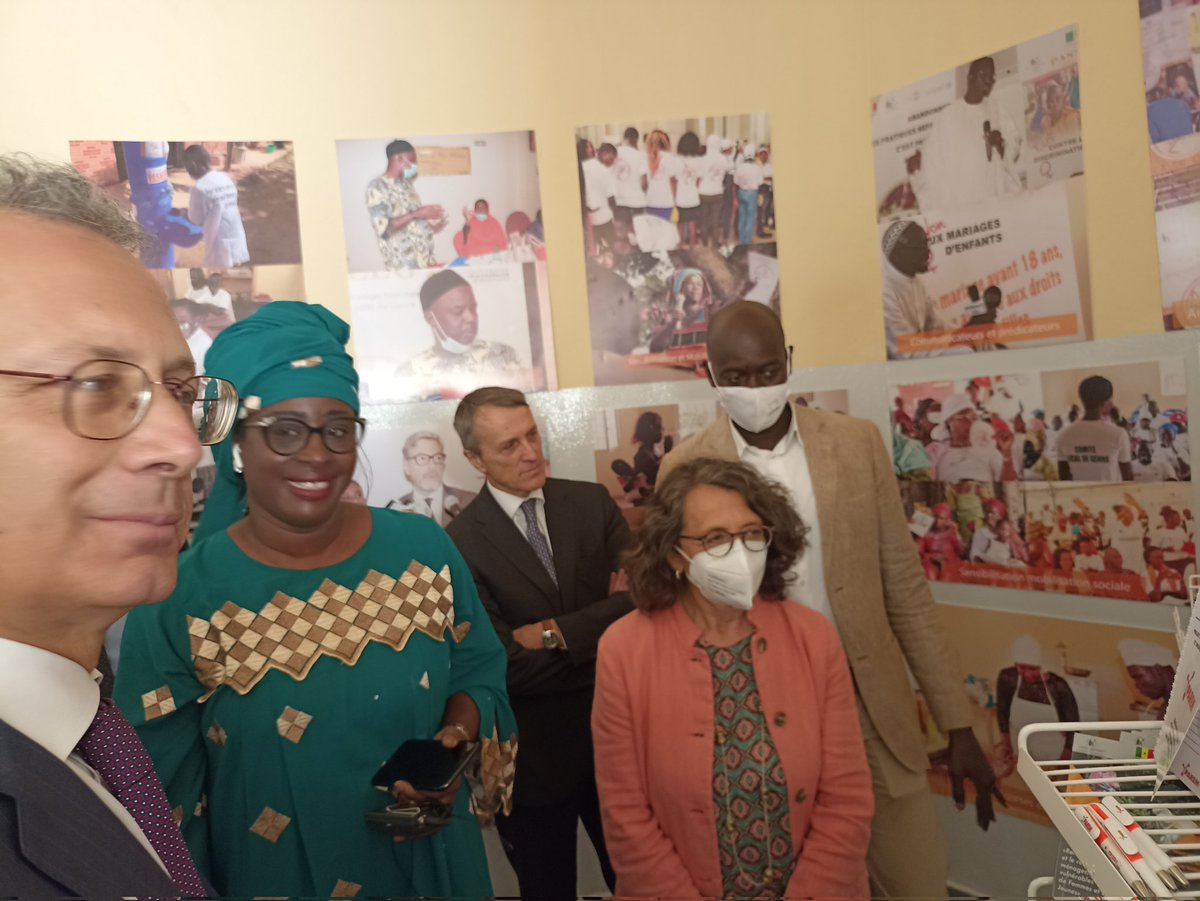 AICSDakar's tweet photo. Sempre nel quadro della cooperazione tra @AICSDakar e il @MFFG_SN, la VM @ItalyMFA @MarinaSereni,il direttore @aics_it @LucaMaestripie2,il direttore della #DGCS e @ItalyinSenegal hanno visitato anche la boutique de droits sostenuta dal @PasneegI e costruita nel 2013 dal #PIDES https://t.co/4QeMY33vAq