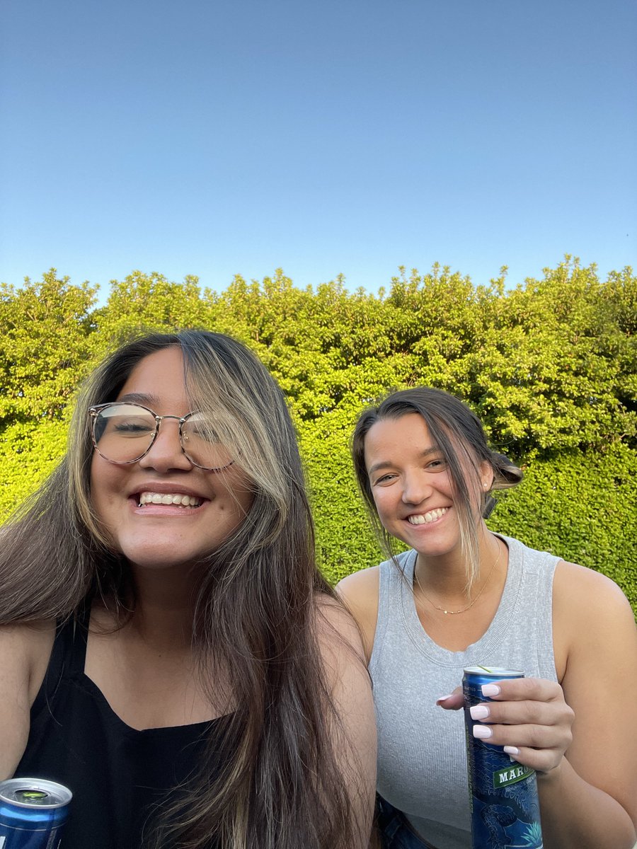 azyellaa's tweet photo. life update = an excuse to post cute pics <3 

I moved across the country to work at disney world again teehee here are my roomies and i being cute in front of our house 🫂 https://t.co/ZwfYPnU4Wi
