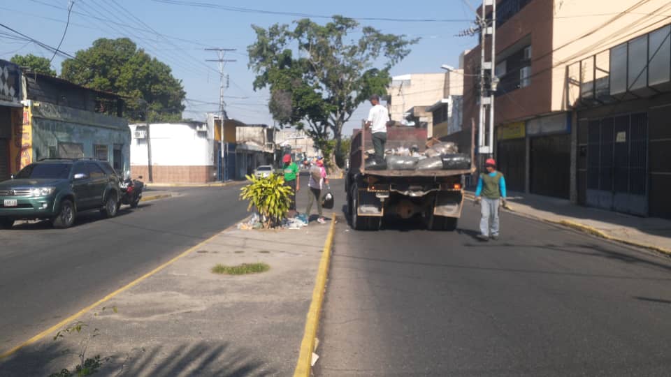 Nuestras cuadrillas de <a href="/iamib20/">@Iamib20</a> tuvieron una excelente jornada de trabajo,hemos venido reforzando el Plan de Mantenimiento Municipal, con la atención a las avenidas principales y comunidades de nuestras parroquias . Además activamos un frente de acción en la carretera de Choroní