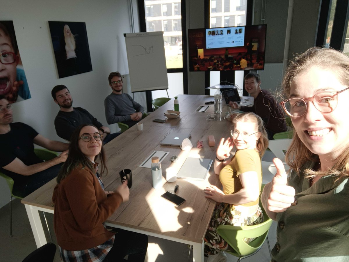 Svanuytven's tweet photo. Today I had the opportunity to give at talk at the amazing #SingleCellBCN conference. In addition to that, I also again noticed that I have the most amazing colleagues, spending their lunch time listening to me taking credit for their amazing data #singlecellforce @GeursSarah https://t.co/7IWEsepdlC