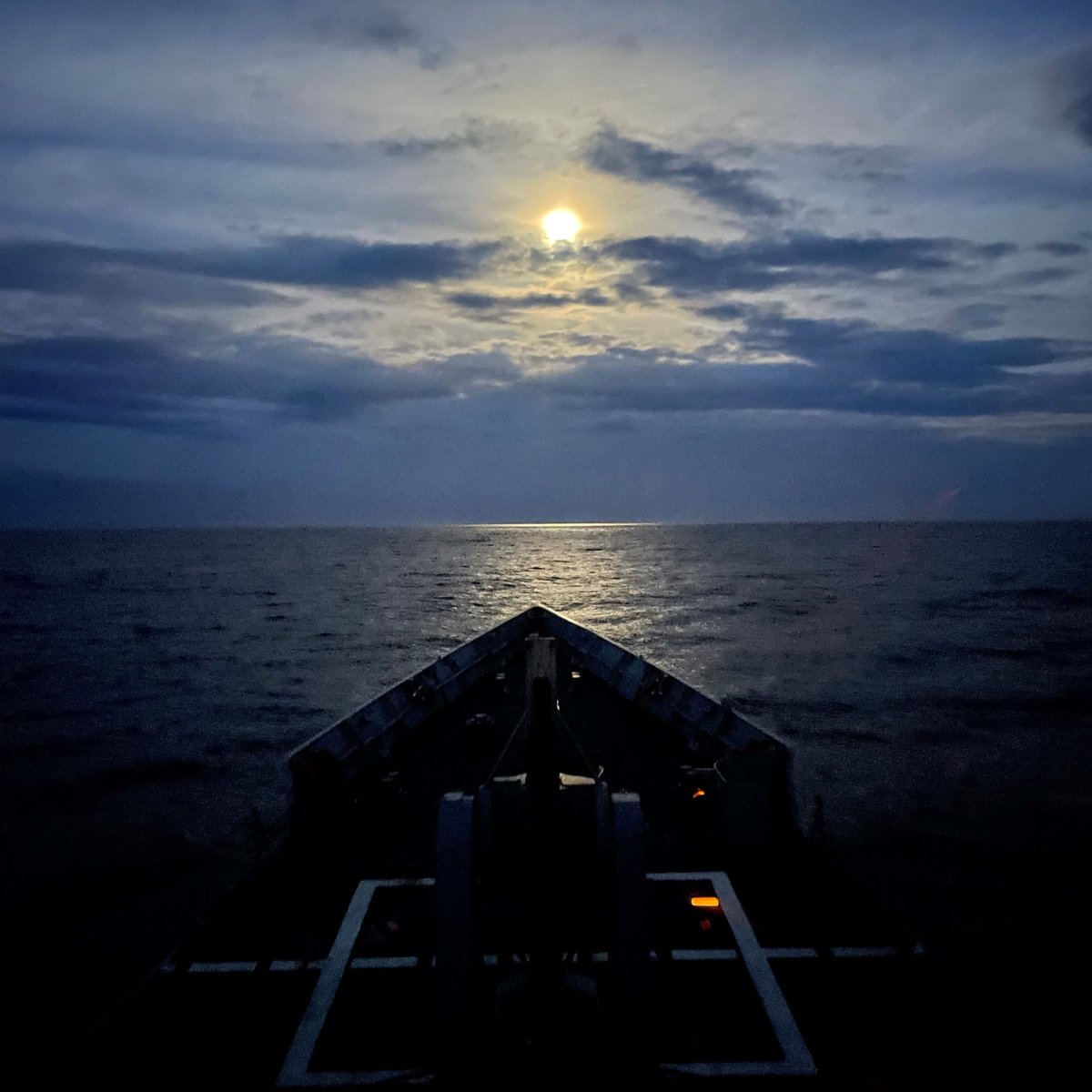 Armada_esp's tweet photo. Ortos de luna, que parecieran dar paso a un nuevo día.
📷#F81SantaMaría participando en el ejercicio #GRUFLEX22.

#SomosLaArmada🇪🇸⚓️
#DefendemosEspañaEnYDesdeLaMar https://t.co/JlFv1jOj9V