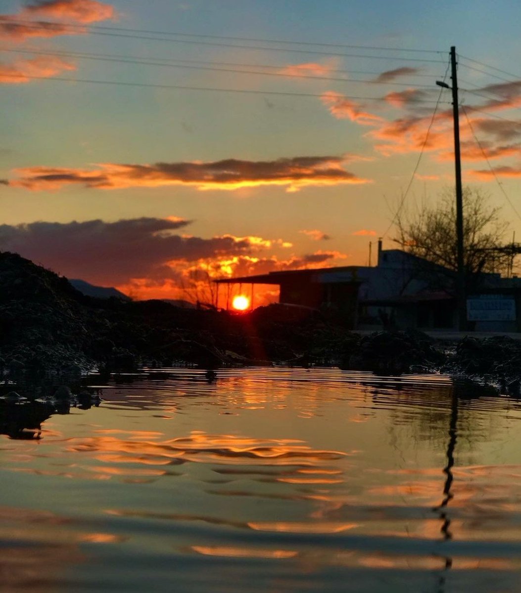 Bir dua gönder bana can evinden gizlice.
Hal olur, ferman olur, derdime derman olur.
-Rumi