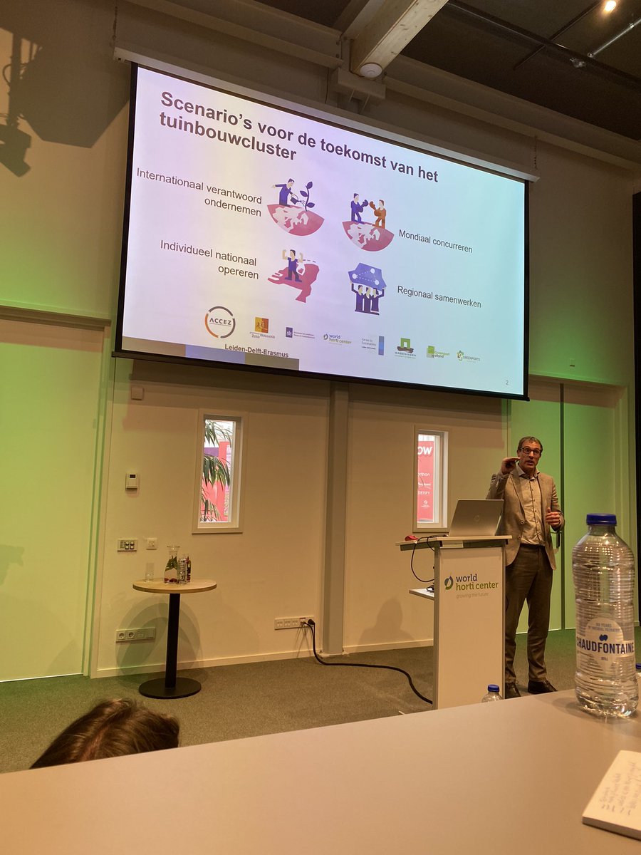 Prof v. Bodegom trapt in z’n startcollege af met 4 scenario’s binnen het thema Circulaire International Tuinbouwsystemen. <a href="/WorldHortiCentr/">World Horti Center</a>