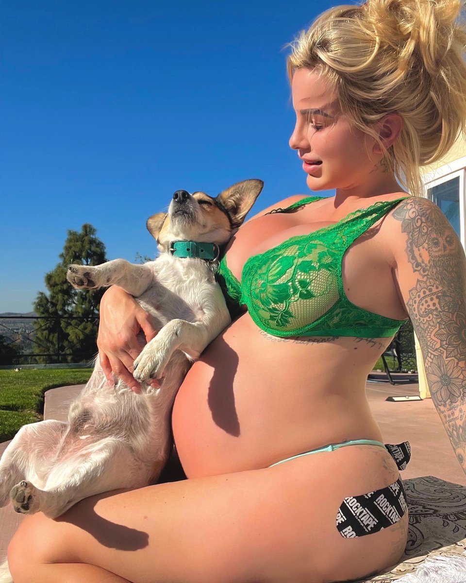 jessicakevibes's tweet photo. Pregnancy. Almost due any day or week! ☺️ https://t.co/CdHfSrL5zm