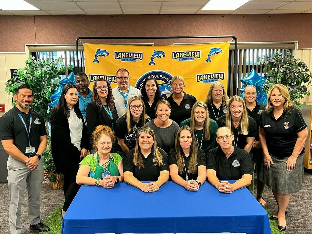 positiveosceola's tweet photo. On Thursday morning Lakeview Elementary showed its heart for the community by presenting a check to the Transition House from their recent 5k.
#community #givingback #lakeviewelementary https://t.co/vWW45jF5WJ https://t.co/t0J6EkQTHZ