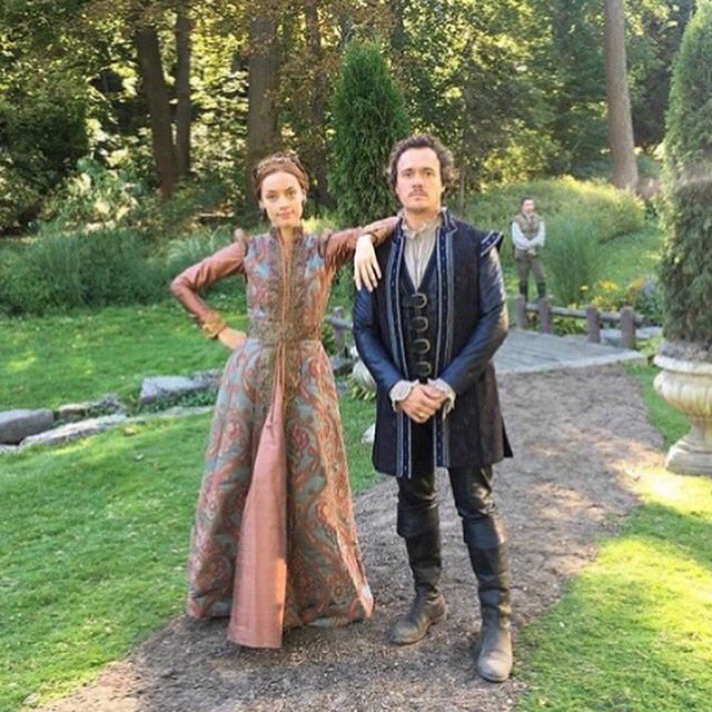ReignedUsIn's tweet photo. #Reign 4x06 #behindthescenes #rachelskarsten #bengeurens #adelaidekane #willkemp https://t.co/kuPvJjizN1