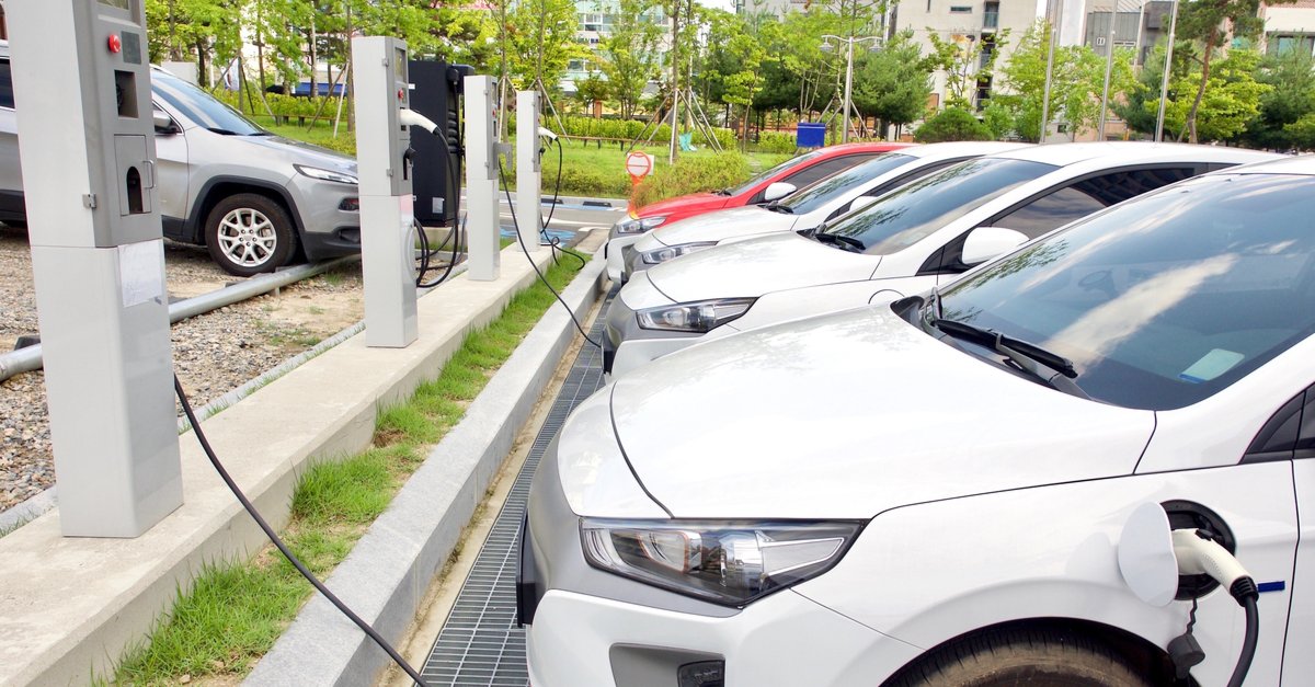 CambridgeEcon's tweet photo. Brand new report for @GreenpeaceEAsia shows that the 2035 ICE phase-out proposed by new South Korean president-elect Yoon Suk-yeol will lead to higher #GDP and more jobs across the Korean economy.

Read more here 👉 https://t.co/gulSbeJf8s #ICEphaseout #EVs https://t.co/vv1smxMz6o