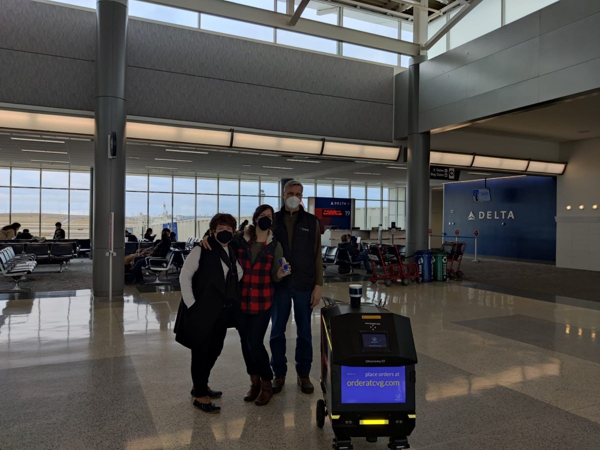 RitukarVJ's tweet image. Meanwhile travellers at @CVGairport are getting thr food delivered at the airport  @Ottonomy_IO #robotdelivers
