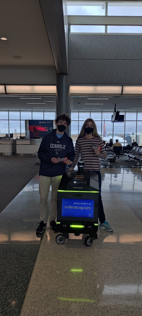 RitukarVJ's tweet image. Meanwhile travellers at @CVGairport are getting thr food delivered at the airport  @Ottonomy_IO #robotdelivers