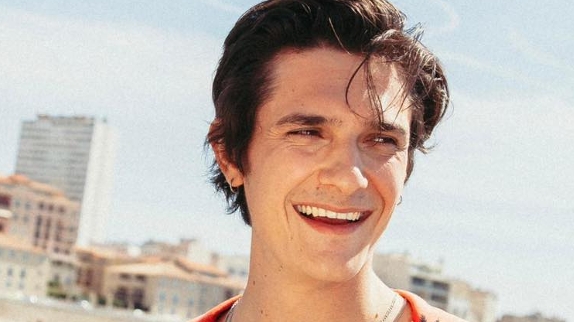 purecharts's tweet photo. Italo-disco, confinement, Martin Solveig... @KungsMusic raconte la naissance de son album #ClubAzur en interview : "C'est le moment idéal pour faire la fête" 🌴☀ https://t.co/LqWS4mra08 https://t.co/xq21cdv3dZ