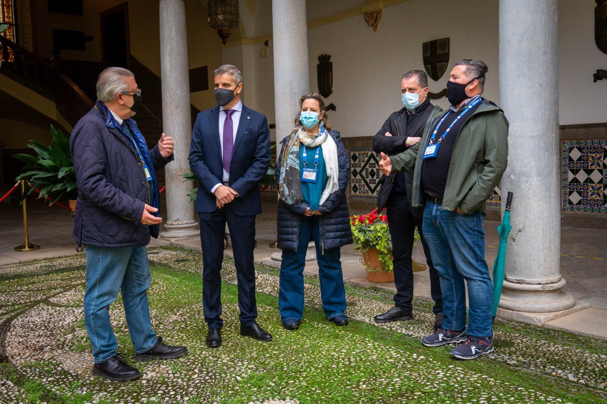 CesarDiazRuiz's tweet photo. Hoy hemos presentado una iniciativa en @aytogr junto a @AGIPGranada para el control de los servicios turísticos. Los guías ofrecen nuestra mejor imagen a quienes nos visitan. Hay q velar por el respeto a la normativa turística, formando a nuestra @PoliciaGr para actuar de oficio https://t.co/Lsy87mFGgj