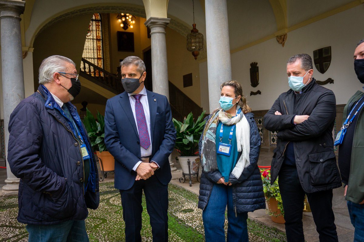Hoy hemos presentado una iniciativa en <a href="/aytogr/">Ayuntamiento de Granada</a> junto a <a href="/AGIPGranada/">AGIP Granada</a> para el control de los servicios turísticos. Los guías ofrecen nuestra mejor imagen a quienes nos visitan. Hay q velar por el respeto a la normativa turística, formando a nuestra <a href="/PoliciaGr/">Policía Local de Granada</a> para actuar de oficio