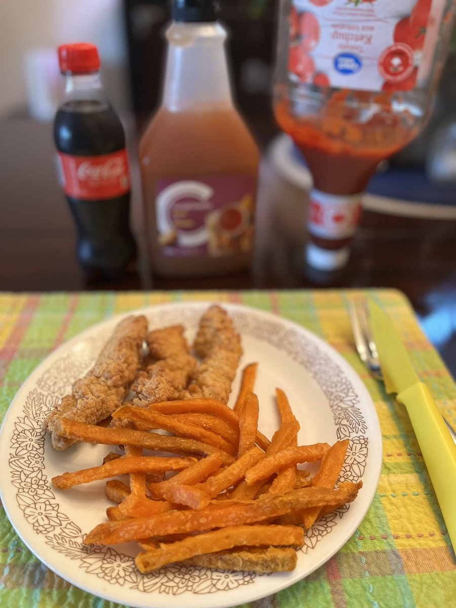 dawn_kimmy_nl's tweet photo. Never put your ketchup upside down. What a mess pours out everywhere; wish I had taco seasoning to make chipotle sauce for the fries. π€ͺ #supperbreak https://t.co/mvisK2KWQI