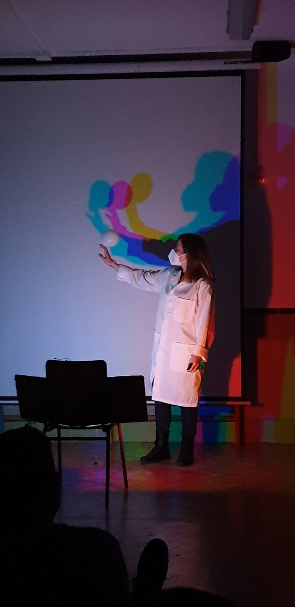 Experiments de llum i so 🔆〰️Avui hem tingut el plaer de tindre la visita de la científica Esther Irles de <a href="/Jeanologia/">Jeanologia</a> que ens ha endinsat en aquest món tan fascinant i curiós. Proves sorprenents com la Gàbia de Faraday, la polarització i moltes més. Ha sigut genial! Mil gràcies!