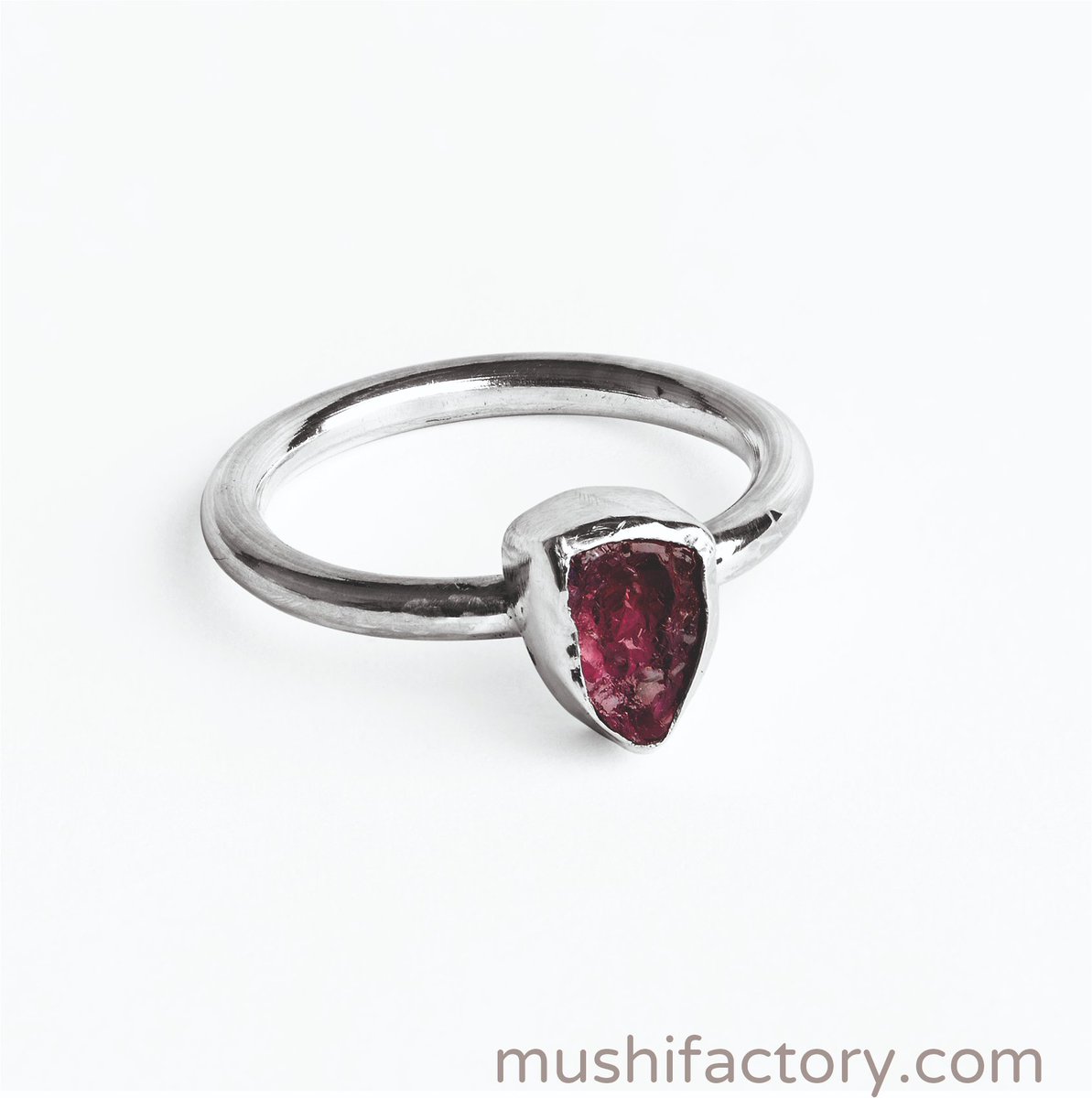 Anillo en plata de ley con turmalina rosa.
#Mushifactory #JoyasÚnicas

Foto por <a href="/mjreyes07/">fotografía reyes</a>