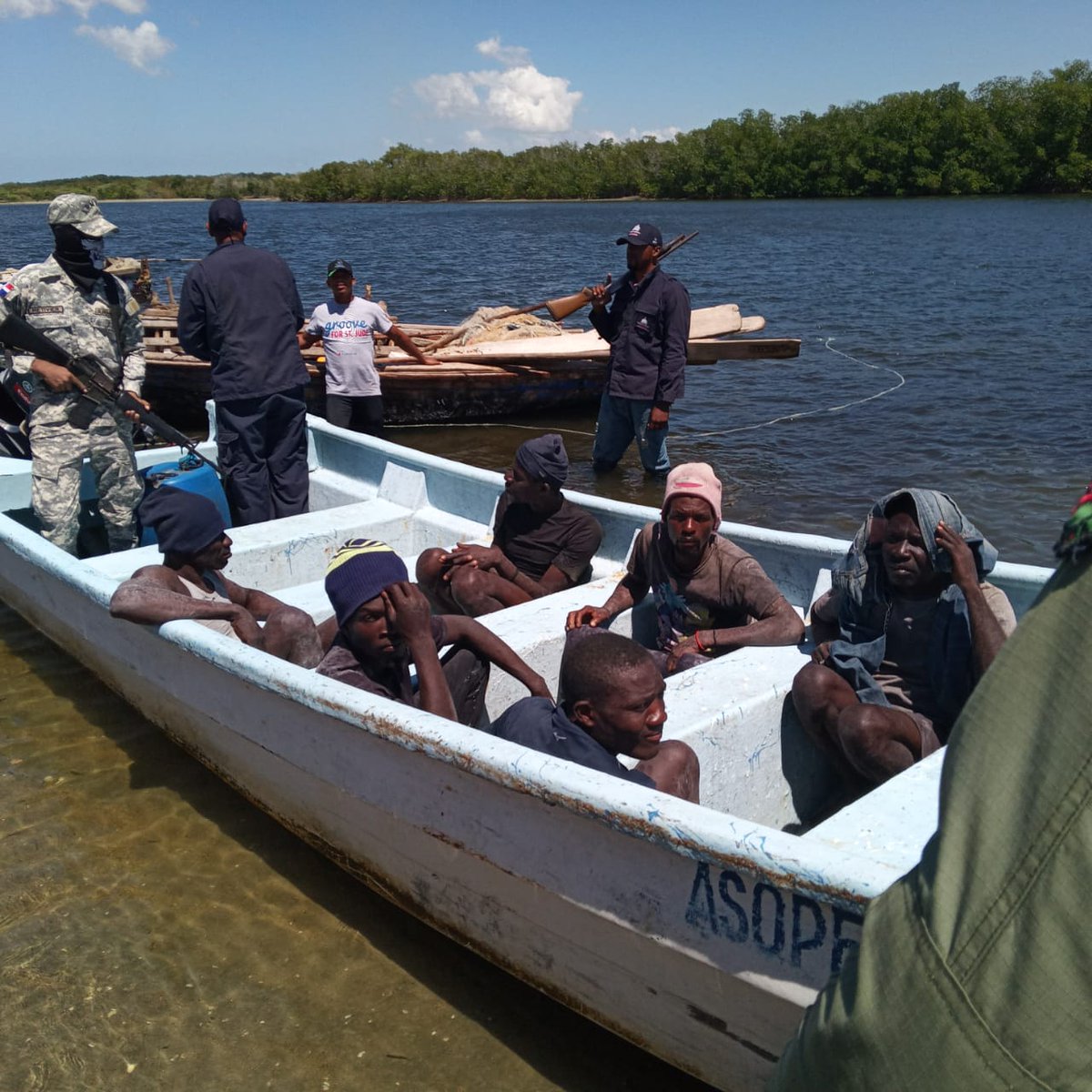 LeeManzanillo's tweet photo. #Manzanillo,RD.

En una operación conjunta de medio ambiente y miembros de la armada Dominicana detienen una embarcación haitiano con Chinchorro de arrastre, en el parque de manglres estero balsa de  Manzanillo. https://t.co/avYDQ8bsv9
