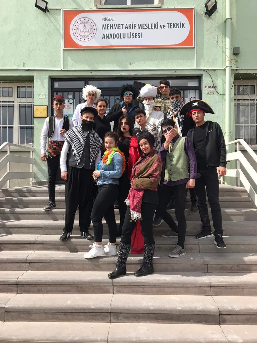 12/A sınıfı öğrencilerimiz atölyemizde istedikleri bir karakteri canlandırarak İngilizce yemek tarifleri verdiler.Öğrencilerimiz hem eğlendi hem  de yaparak yaşayarak öğrendi. <a href="/nigdeilmem/">Niğde İl Millî Eğitim Müdürlüğü</a> <a href="/sedat_ozdemir82/">SEDAT ÖZDEMİR</a>