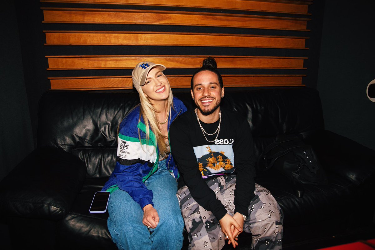russdiemon's tweet photo. Met a ⭐️ the other night 🥂 https://t.co/T6zqbmRsmE