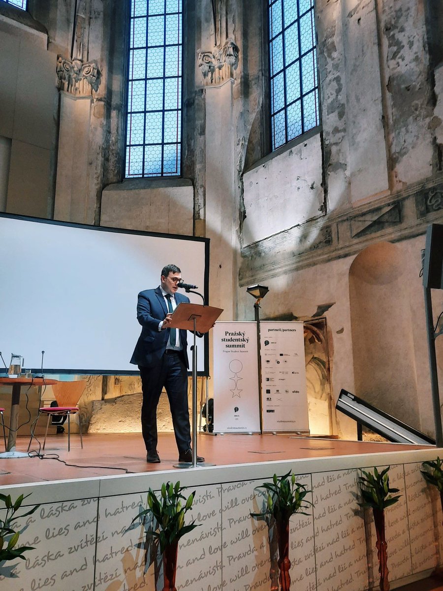 JanLipavsky's tweet photo. Vystoupil jsem na @studentsummit. Jsem rád, že máme tolik nadějných mladých lidí, kteří vnímají důležitost OSN, EU a @NATO. Členství v těchto organizacích patří k základním kamenům naší zahraniční politiky. Děkuji @AMO_cz za přípravu celé akce a skvělou diskuzi nejen o #CZPRES. https://t.co/giIl8mo2vG