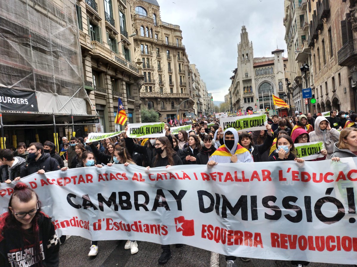 SindicEstudiCat's tweet photo. 🔴 #Vaga23M. Desenes de milers de joves vam omplir els carrers en defensa del català i contra les retallades colze a colze amb el professorat.

Per una educació pública de qualitat, laica, feminista i en català! A per la VAGA del 29 i 30✊🏽 #CambrayDimissió
https://t.co/QjOtjbdvzY https://t.co/vwKuYZej0k