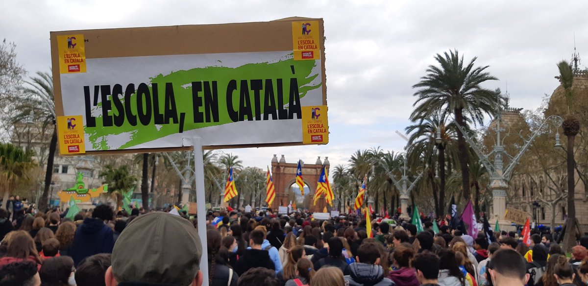 SindicEstudiCat's tweet photo. 🔴 #Vaga23M. Desenes de milers de joves vam omplir els carrers en defensa del català i contra les retallades colze a colze amb el professorat.

Per una educació pública de qualitat, laica, feminista i en català! A per la VAGA del 29 i 30✊🏽 #CambrayDimissió
https://t.co/QjOtjbdvzY https://t.co/vwKuYZej0k