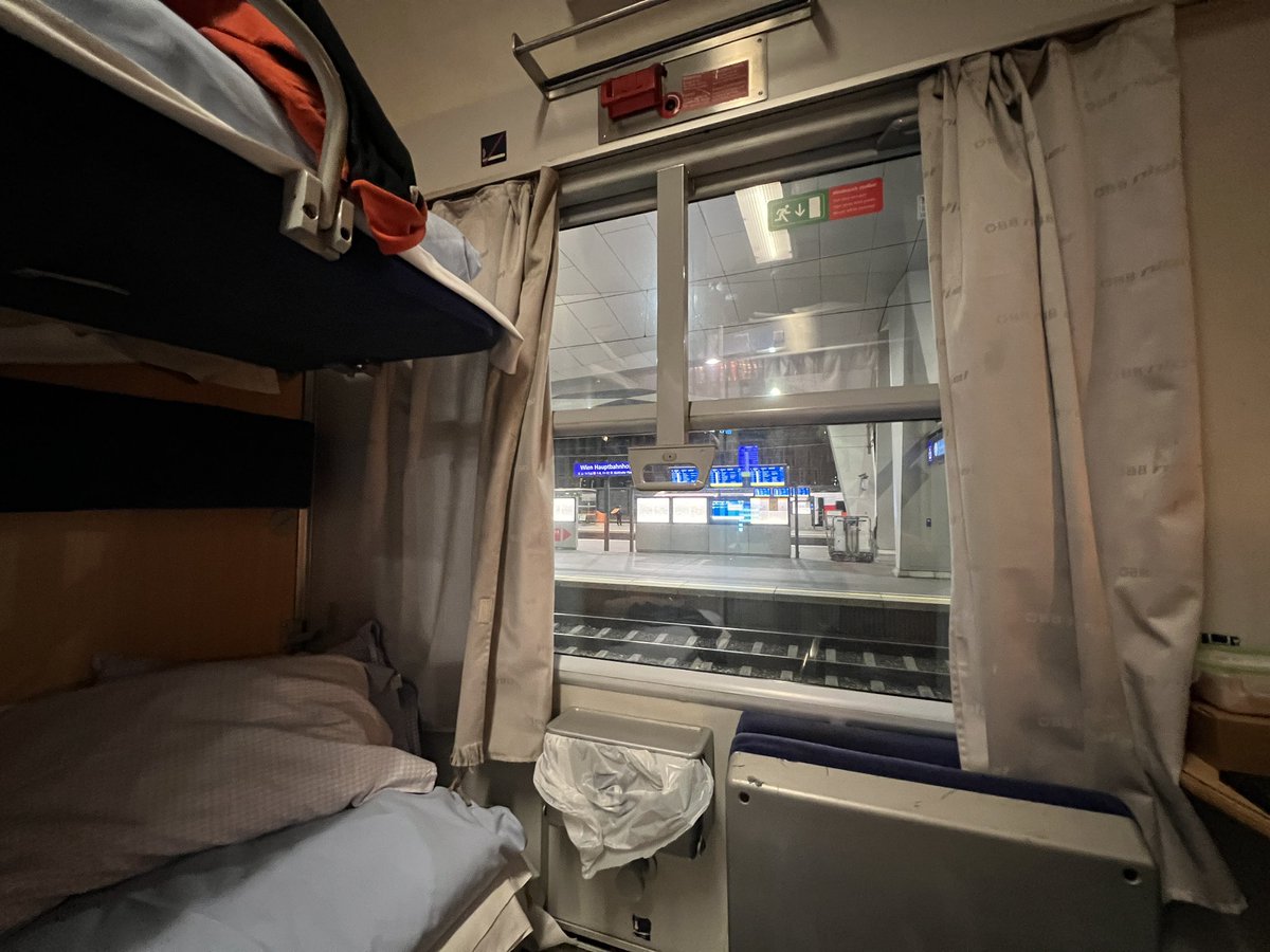 Zwei Wiener rosa Punschkrapferl am Weg im <a href="/unsereOEBB/">ÖBB</a> #Nightjet nach Amsterdam - ob sie ganz ankommen ist nicht sicher. 🚂😴✨🌒🛤 #nachtzug #nighttrain #punschkrapfen #nachtzugliebe <a href="/NightTrainWorld/">Nightjet World</a> <a href="/Euro_Nighter/">EuroNighter 🇪🇺</a> <a href="/_DiningCar/">🐘 @Diningcar@rail.chat</a>