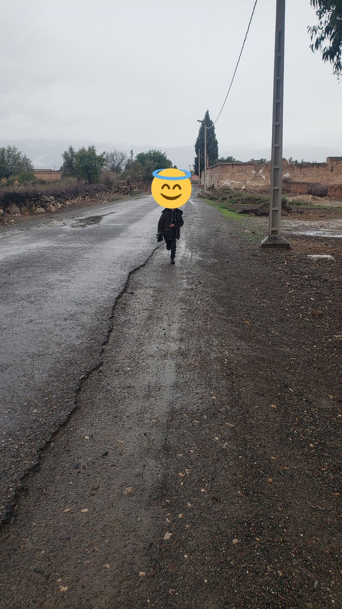 Mogharrid_'s tweet photo. اليوم  فاش خرج من الخدمة شدتني الشتا،
و انا غادي  باش نتلاقى مع  واحد مول الطاكسي فالطريق.

و انا نسمع صوت طفولي ينادي : الاستاذ شور شور.
التفت لقيتو تلميذي يوسف جايب لي مظل. https://t.co/CZJrCZYBwI