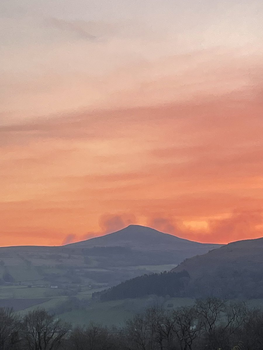 route46ebikehi1's tweet photo. Yesterday was the #Sugarloaf spring #equinox - the day the setting #sun passed the summit as viewed from Route46 HQ. #Abergavenny #BreconBeacons #Monmouthshire #Crickhowell #Gilwern #Govilon #Llanfoist #Powys #Wales https://t.co/9Cf8qi4s6k