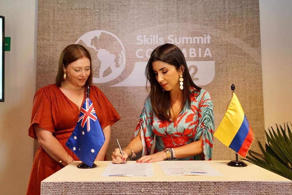 En el #SkillsSummit 2022 firmamos con la embajadora de Australia en Colombia, Erika Thompson, un Memorando de Entendimiento con el Departamento de Educación y Habilidades del Gobierno Australiano, para trabajar conjuntamente en acciones de educación, formación e investigación