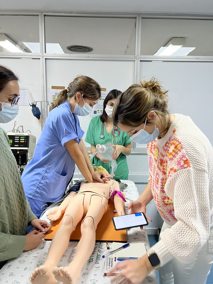 URGENCIASPEDHU1's tweet photo. Seguimos!!! Somos intensos con el aprendizaje mediante simulación!!!
Hoy con programa formativo del residente‼️
✅Código ictus🧠
✅Parada ritmo desfibrilable ⚡️
✅Shock cardiogenico❤️
✅Taquicardia supra ventricular⚡️❤️
✅RCP no desfibrilable🚑
#UrgPedHUVR
#somosHUVR https://t.co/hKF57lTylZ