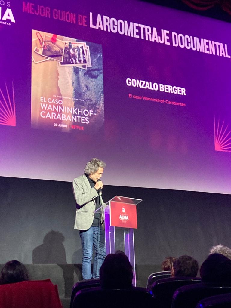 almaguionistas's tweet photo. El #PremiosALMA al mejor #guión de largometraje documental es para @GonzaloBerger por ‘El caso Wanninkhof-Carabantes’. ¡Muchas felicidades por este gran trabajo! Le enviamos un abrazo desde Madrid y esperamos verle pronto. https://t.co/qkTsau0LAU
