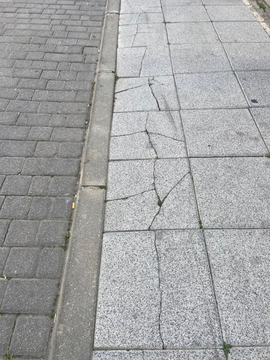 CsParla's tweet photo. 🟠 Hemos solicitado al Ayuntamiento de #Parla que cambie las baldosas rotas de la calle Luis Borges. #PolíticaÚtil 🧡 https://t.co/VDimmStu7Y