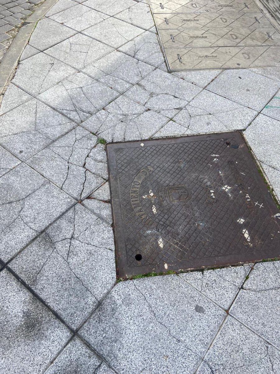 CsParla's tweet photo. 🟠 Hemos solicitado al Ayuntamiento de #Parla que cambie las baldosas rotas de la calle Luis Borges. #PolíticaÚtil 🧡 https://t.co/VDimmStu7Y