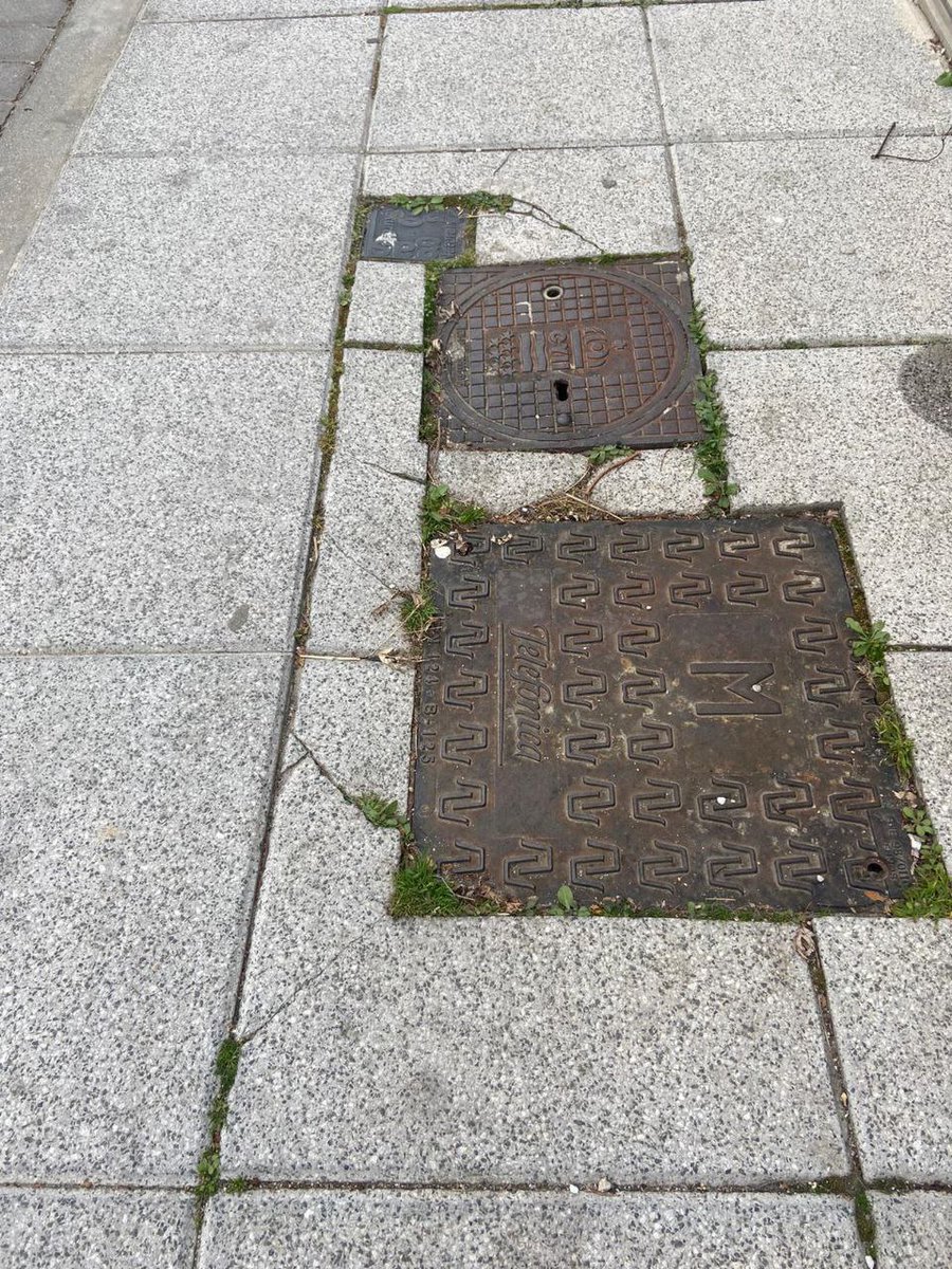 CsParla's tweet photo. 🟠 Hemos solicitado al Ayuntamiento de #Parla que cambie las baldosas rotas de la calle Luis Borges. #PolíticaÚtil 🧡 https://t.co/VDimmStu7Y