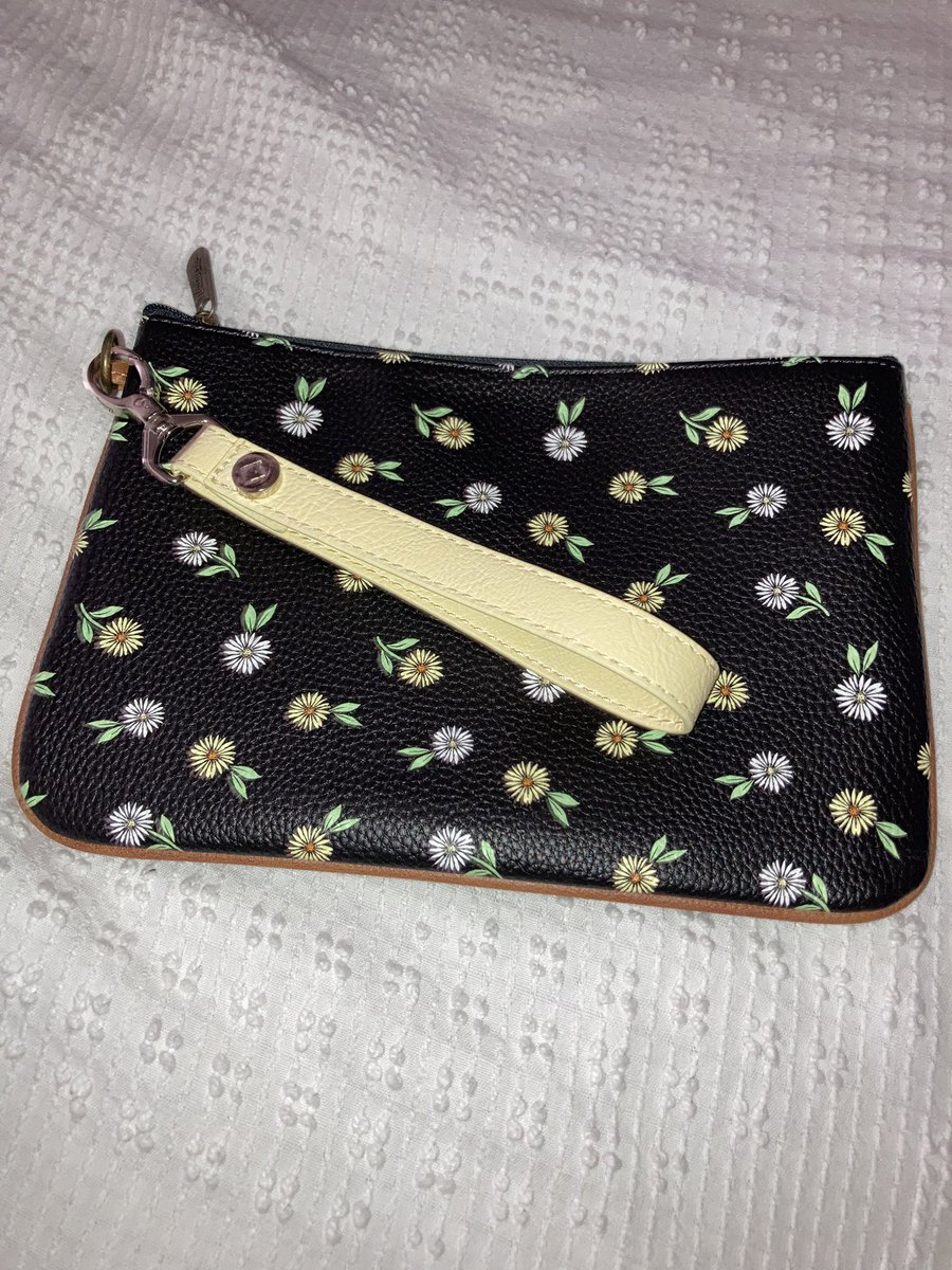 corbettandco081's tweet image. Isn’t my Rubie Mini in Ditzy Pebble w/Butter Distresed Pebble Wristlet just lovely? 🥰🥰🥰

#RubieMini #WristletStrap #SpringCollection #corbettandco0809 #thirtyonegifts #thirtyone