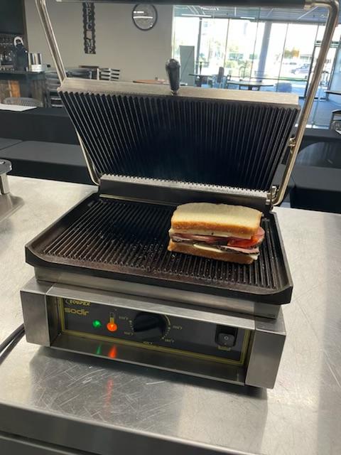IgniteFoodserv's tweet photo. Chef Robert is taking lunch up a notch with an #equipex panini grill. 🥪

This #panini is grilled to perfection with coffee spice beef cooked in the @Alto_Shaam Cook &amp; Hold Oven and topped with pickled onions made in the #Henkelman vacuum sealer.  😋

#ignitechefs https://t.co/muF05QVIhp