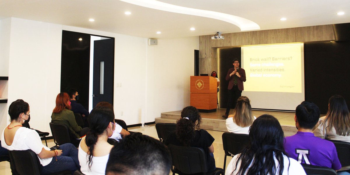 AnahuacOaxaca's tweet photo. #Entérate @glynnpegler, CEO de @CultureGroup, industria creativa del Reino Unido, impartió una conferencia a estudiantes de Comunicación y Diseño Multimedia sobre la creación de campañas de publicidad con visión global, innovadora y de futuro (1/2). 🧵 https://t.co/1IE04v9GNw