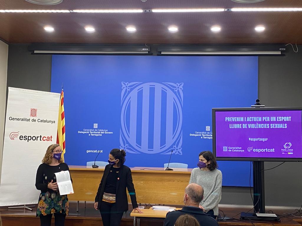 Segona sessió del curs de detecció i prevenció de violències sexuals en espais esportius.Treballant transversalment amb la Dra. de Feminismes i Igualtat.Construim aquells espais on les esportistes se sentin lliures de ser qui són i com són💜. <a href="/FerranEva/">Eva Ferran Roig</a>.<a href="/esportcat/">Esports</a> #esportsegur