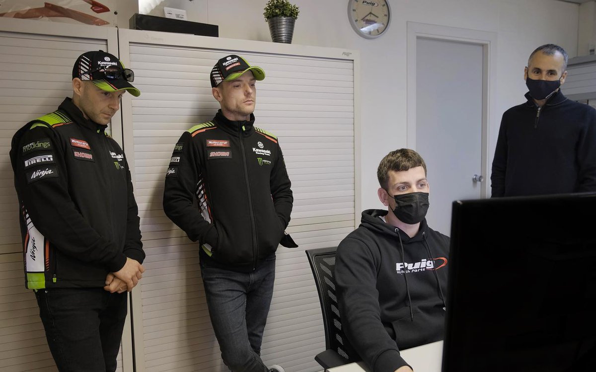 MotoplasticPuig's tweet photo. Yesterday we hosted a very special visit from @jonathanrea &amp; Alex Lowes!✨🔝✊🏽 This 2022 season we will continue our partnership with the @KRT_WorldSBK after 6 years of great achievements and incredible emotions! Thank you for coming Champs!🙌🏽 We were honored to have you😎🏁 https://t.co/74KvbYAbP7