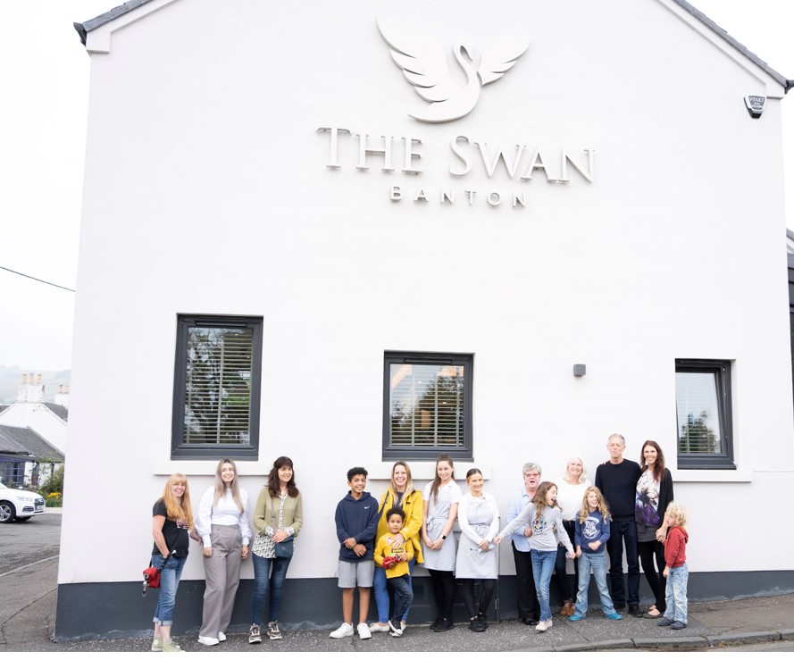 CommSharesScot's tweet photo. The Swan pub, Banton was at risk of demolition - until the community came together to save it. With funding from #ScottishLandFund &amp; a share offer of £25k it became the 1st Scottish #communityowned pub.

Now it's a thriving village hub 👏

Case study 👇

https://t.co/eFTVle3Pyi https://t.co/VhxbeyqHfF