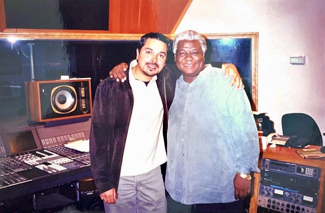 randall_glez's tweet photo. #tbt Recordando el día que me encontré con Abraham Laboriel en Tom Brooks New Earth Studio, Orange County California, en el año 2001.
.
.
Ya pueden seguirme en Instagram como: randallgonzalezoficial
.
#randallgonzalez #abrahamlaboriel #drums #worship #california #bassguitar https://t.co/X6UaaSp8Ox