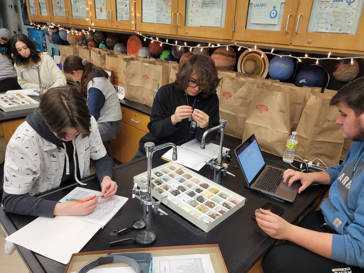 OakSciMatters's tweet photo. Geology class investigating properties of Minerals https://t.co/1JODVKznzu
