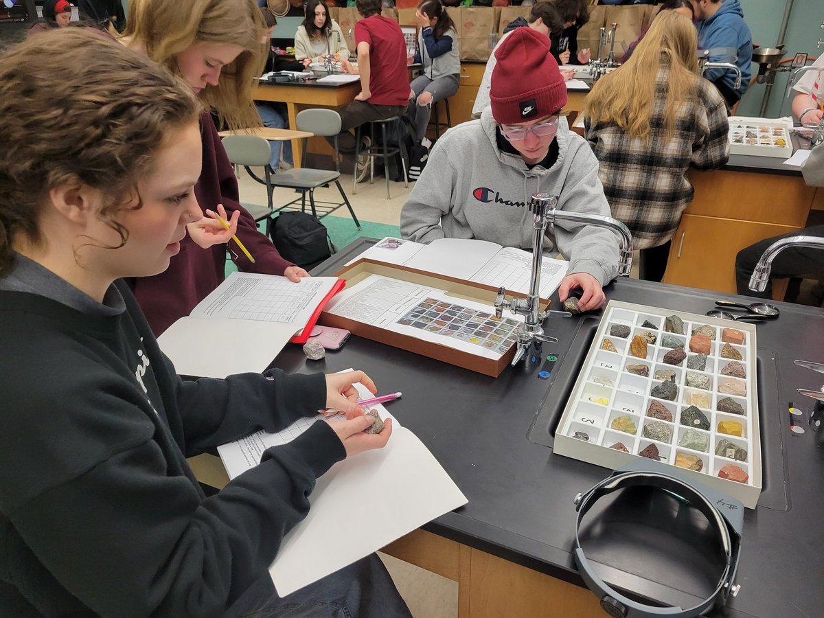 OakSciMatters's tweet photo. Geology class investigating properties of Minerals https://t.co/1JODVKznzu